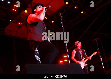 050108 met good charlotte 09 Staff Photo by Gary Coronado/The Palm Beach Post 0052040A TBA -- West Palm Beach--Joel Madden, left, lead singer, and twin brother Benji Madden, lead guitarist, of Good Charlotte performs at the WaMu stage at SunFest in West Palm Beach Thursday. Stock Photo