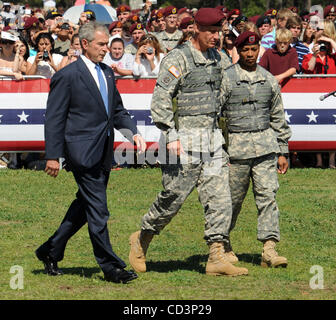 May 22, 2008 - Fort Bragg, North Carolina; USA -  (L-R) President GEORGE W BUSH, Commanding Major General DAVID RODRIGUEZ, and Command Sgt. Major THOMAS R. CAPEL visits with United States Army Soldiers from Fort Bragg Military Base home of the 82nd Airborne Division.  President Bush spoke to US Sold Stock Photo