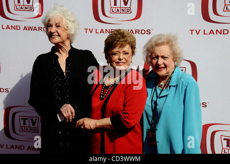 (L-R) Bea Arthur, Rue McClanahan and Betty White arrive at  The 6th Annual 'TV Land Awards'  in Santa Monica, Calif back on June 8, 2008. (L) Beatrice Arthur the actress whose razor-sharp delivery of comedy lines made her a TV star in the hit shows 'Maude' and 'The Golden Girls' and who won a Tony A Stock Photo
