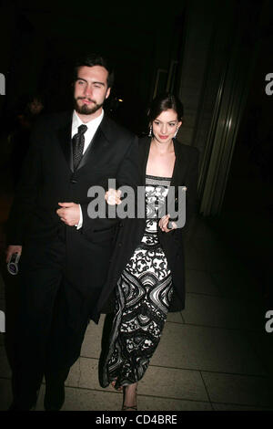 Sept. 26, 2008 - New York, New York, U.S. - EXCLUSIVE .ANNE HATHAWAY LEAVING THE NY FILM FESTIVAL SCREENING OF ''CLASS'' ARM IN ARM WITH A MYSTERY MAN.PERHAPS HER NEW LOVE INTEREST..LINCOLN CENTER   09-26-2008.       2008.ANNE HATHAWAY LEAVING THE NY FILM FESTIVAL SCREENING OF ''CLASS'' ARM IN ARM W Stock Photo