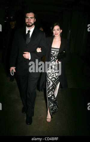 Sept. 26, 2008 - New York, New York, U.S. - EXCLUSIVE .ANNE HATHAWAY LEAVING THE NY FILM FESTIVAL SCREENING OF ''CLASS'' ARM IN ARM WITH A MYSTERY MAN.PERHAPS HER NEW LOVE INTEREST..LINCOLN CENTER   09-26-2008.       2008.ANNE HATHAWAY LEAVING THE NY FILM FESTIVAL SCREENING OF ''CLASS'' ARM IN ARM W Stock Photo