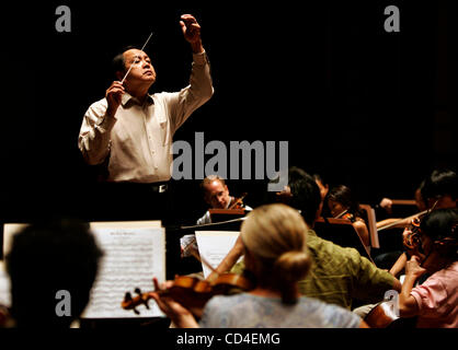 October 3, 2008 San Diego, CA San Diego Symphony's music director JAHJA LING, left, conducts Franz Liszt's 'Les Préludes', at the first rehearsal of the orchestra Friday morning. The symphony will perform Franz Liszt's 'Les Preludes' and Sergei Rachmaninoff's Piano Concerto No. 2, Op. 18, in their s Stock Photo