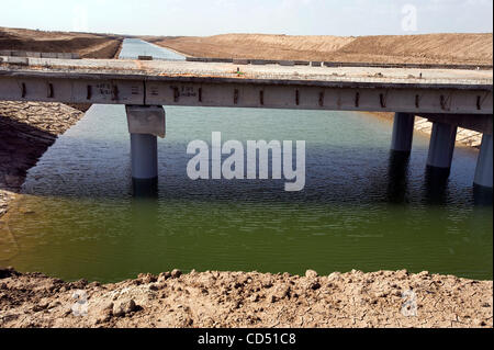 Oct 30, 2008 - Nasiriyah, Iraq - The eastern Euphrates drain is part of two drains that help to drain saline contaminated water from a 232 square mile area between the Tigris and the Euphrates rivers. The drain will help to make the area more fertile for agriculture. The eastern Euphrates drain is 1 Stock Photo