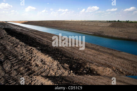 Oct 30, 2008 - Nasiriyah, Iraq - The eastern Euphrates drain is part of two drains that help to drain saline contaminated water from a 232 square mile area between the Tigris and the Euphrates rivers. The drain will help to make the area more fertile for agriculture. The eastern Euphrates drain is 1 Stock Photo