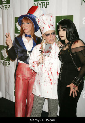 Oct 31, 2008 - New York, NY, USA - (L-R) Comedian KATHY GRIFFIN, actress/ singer BETTE MIDLER, and singer GLORIA ESTEFAN attend the 13th annual Hulaween Gala held to benefit Bette Midler's New York Restoration Project at the Waldorf Astoria. (Credit Image: © Nancy Kaszerman/ZUMA Press) Stock Photo