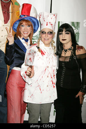 Oct 31, 2008 - New York, NY, USA - (L-R) Comedian KATHY GRIFFIN, actress/ singer BETTE MIDLER, and singer GLORIA ESTEFAN attend the 13th annual Hulaween Gala held to benefit Bette Midler's New York Restoration Project at the Waldorf Astoria. (Credit Image: © Nancy Kaszerman/ZUMA Press) Stock Photo