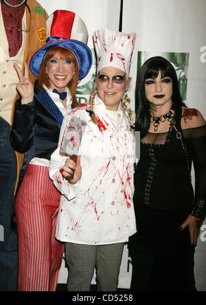 Oct 31, 2008 - New York, NY, USA - (L-R) Comedian KATHY GRIFFIN, actress/ singer BETTE MIDLER, and singer GLORIA ESTEFAN attend the 13th annual Hulaween Gala held to benefit Bette Midler's New York Restoration Project at the Waldorf Astoria. (Credit Image: © Nancy Kaszerman/ZUMA Press) Stock Photo