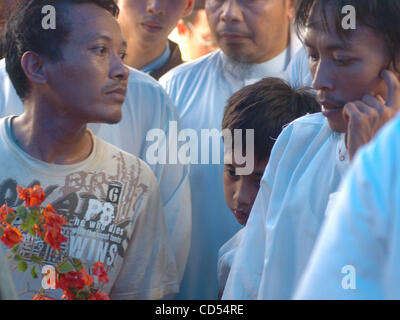 Umar (C) ,Son's of Bali bomber Imam Samudra, attends his father   funeral procession in Serang, Banten province.Indonesia.November 9, 2008. Thousands of people including some hardliners gathered for the funerals of three Indonesians executed on Sunday for the 2002 Bali bombings, sparking clashes bet Stock Photo