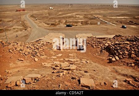 Mar 01, 2008 - Tallil, Iraq - Looking out from the top of the Ziggurat of Ur .  On the outskirts of Camp Adder, a logistics base in southern Iraq, is the Ziggurat of Ur, an ancient temple that is more than 4,000 years old. Built by the Sumerians in honor of their moon god, the rectangular temple tow Stock Photo