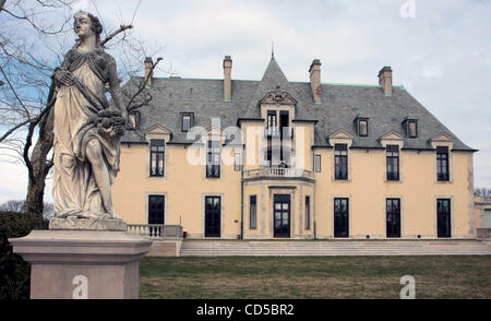 Apr 09, 2008 - Huntington, New York, United States - Oheka was built in 1919, when Ÿber-rich families like the Vanderbilts, the Whitneys, and the Astors were dotting Long Island with estates that mimicked the world of the European aristocracy: Italian villas, English manor houses, Celtic castles. Ot Stock Photo