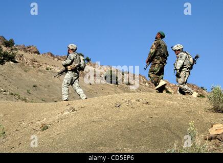 May 02, 2008 - Paktya Province, Afghanistan - Soldiers of the 101st Abn. patrol the mountain ridgelines in eastern Afghanistan, looking for observation and rocket-launching sites used by the Anti-Coalition Militia (ACM).   Charlie Company, 1-61 Cavalry, 4th Brigade Combat Team (BCT), 101st Airborn D Stock Photo