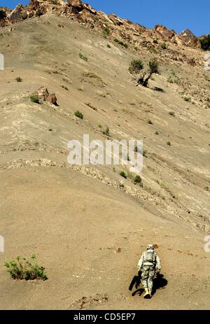 May 02, 2008 - Paktya Province, Afghanistan - Soldiers of the 101st Abn. patrol the mountain ridgelines in eastern Afghanistan, looking for observation and rocket-launching sites used by the Anti-Coalition Militia (ACM).   Charlie Company, 1-61 Cavalry, 4th Brigade Combat Team (BCT), 101st Airborn D Stock Photo