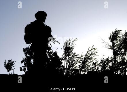 May 02, 2008 - Paktya Province, Afghanistan - Silhouetted against the late afternoon sky, a oldiers of the 101st Abn. is on patrol along the mountain ridgelines in eastern Afghanistan, looking for observation and rocket-launching sites used by the Anti-Coalition Militia (ACM).  Charlie Company, 1-61 Stock Photo