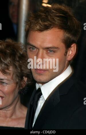 Dec. 9, 2003 - New York, New York, U.S. - K34526RM.COLD MOUNTAIN PREMIERE AT THE ZIEGFELD THEATRE, NEW YORK New York .12/09/2003.  /     2003.JUDE LAW(Credit Image: Â© Rick Mackler/Globe Photos/ZUMAPRESS.com) Stock Photo