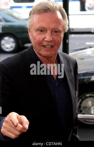 July 19, 2004 - New York, New York, U.S. - K38399RM.WORLD PREMIERE OF ''THE MANCHURIAN CANDIDATE'' AT CLEARVIEW CINEMA'S BEEKMAN THEATRE , NEW YORK New York  .07/19/2004.  /     2004.JON VOIGHT(Credit Image: Â© Rick Mackler/Globe Photos/ZUMAPRESS.com) Stock Photo