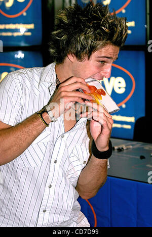 Aug. 18, 2004 - New York, New York, U.S. - K38795RM.RYAN CABRERA PROMOTING HIS NEW CD AT FYE,.6TH AVE, NEW YORK New York. .08/17/2004.   /     2004.(Credit Image: Â© Rick Mackler/Globe Photos/ZUMAPRESS.com) Stock Photo