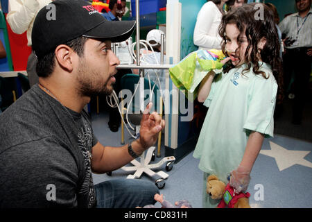 Apr 17, 2008 - Long Beach, CA, USA WILMER VALDERAMMA talks with Miller Children's Hospital patient Ginna Bernal , age 5 , as participants in this Saturday's Toyota Pro/Celebrity Race on April 19, tour the hospital. The race donates over $90,000 to 'Racing for Kids' which benefits Children's Hospital Stock Photo