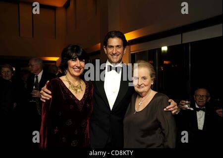 Nov. 21, 2008 - Washington, District of Columbia, U.S. - 11/21/08 The National Press Club-Washington DC..Christiane Amanpour of CNN receives the 4th Estate Award from the NPC.It  is the highest honor given by the club  to a journalist. Amanpour to pose with her husband, James Rubin and his old boss  Stock Photo