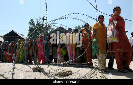 Kashmiri Hindu devotees enterying at Mata Kheer Bhawani Temple, during an annual festival, at TullaMulla Ganderbal, some 28 Kilometers (18 miles) northeast of Srinagar, the summer capital of Indian Kashmir, 19 June 2010.Thousands of Hindu  devotees attended the prayers in the historic Kheer Bhavani  Stock Photo