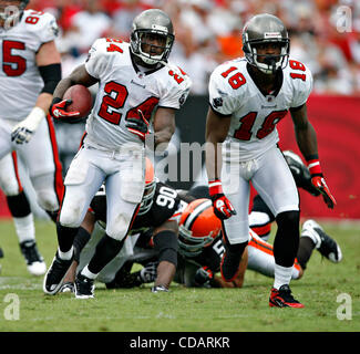 Tampa Bay Buccaneers guard Davin Joseph (75) blocks New York Jets ...