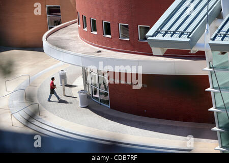 Oct 6, 2010 - Chicago, Illinois, USA - The Gerald Ratner Athletics Center stands in architectural contrast to older, ivy-covered buildings on campus at the University of Chicago. (Credit Image: © Sally Ryan/ZUMA Press) Stock Photo