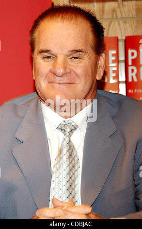 K34816AR .PETE ROSE SIGNING COPIES OF HIS BOOK MY PRISON WITHOUT BARS AT BORDERS ON BROADWAY ON WALL STREET IN NEW YORK New York .01/09/2004 .    /   2004(Credit Image: Â© Andrea Renault/Globe Photos/ZUMAPRESS.com) Stock Photo