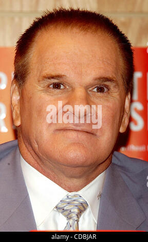 K34816AR .PETE ROSE SIGNING COPIES OF HIS BOOK MY PRISON WITHOUT BARS AT BORDERS ON BROADWAY ON WALL STREET IN NEW YORK New York .01/09/2004 .    /   2004(Credit Image: Â© Andrea Renault/Globe Photos/ZUMAPRESS.com) Stock Photo