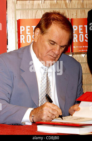 K34816AR .PETE ROSE SIGNING COPIES OF HIS BOOK MY PRISON WITHOUT BARS AT BORDERS ON BROADWAY ON WALL STREET IN NEW YORK New York .01/09/2004 .    /   2004(Credit Image: Â© Andrea Renault/Globe Photos/ZUMAPRESS.com) Stock Photo