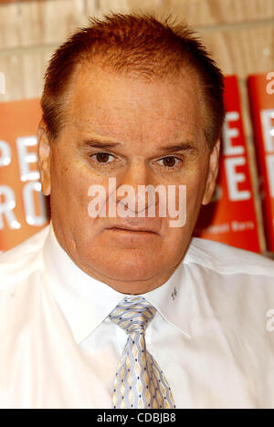 K34816AR .PETE ROSE SIGNING COPIES OF HIS BOOK MY PRISON WITHOUT BARS AT BORDERS ON BROADWAY ON WALL STREET IN NEW YORK New York .01/09/2004 .    /   2004(Credit Image: Â© Andrea Renault/Globe Photos/ZUMAPRESS.com) Stock Photo