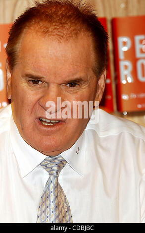 K34816AR .PETE ROSE SIGNING COPIES OF HIS BOOK MY PRISON WITHOUT BARS AT BORDERS ON BROADWAY ON WALL STREET IN NEW YORK New York .01/09/2004 .    /   2004(Credit Image: Â© Andrea Renault/Globe Photos/ZUMAPRESS.com) Stock Photo