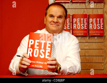 K34816AR .PETE ROSE SIGNING COPIES OF HIS BOOK MY PRISON WITHOUT BARS AT BORDERS ON BROADWAY ON WALL STREET IN NEW YORK New York .01/09/2004 .    /   2004(Credit Image: Â© Andrea Renault/Globe Photos/ZUMAPRESS.com) Stock Photo