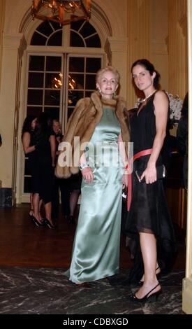 K35538AR.YOUNG FELLOWS ANNUAL BALL HOSTED BY CAROLINA HERRERA  FRICK MUSEUM, NEW YORK New York 02/12/2004.    /   2004..CAROLINA HERRERA AND DAUGHTER CAROLINA(Credit Image: Â© Andrea Renault/Globe Photos/ZUMAPRESS.com)