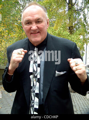 K34098ML.CHUCK WEPNER, A FORMER HEAVYWEIGHT BOXER HAS FILED A LAWSUIT AGAINST  SYLVESTER STALLONE. WEPNER CLAIMS HE WAS THE INSPIRATION FOR THE ROCKY CHARACTER AND THAT STALLONE OWES HIM MONEY FOR USING NAME IN PROMOTION OF THE ROCKY MOVIES. MICKEY MANTLE'S, NEW YORK New York 11/13/2003.  /    2003. Stock Photo