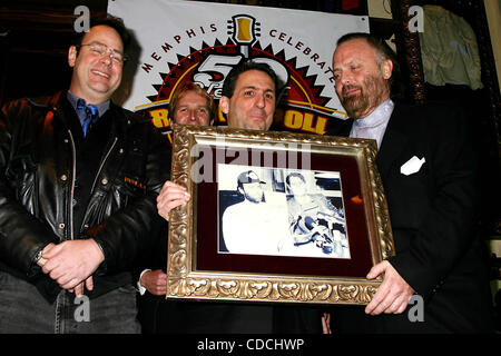 K35057ML.THE HARD ROCK CAFE AND PEPSI CELEBRATE 50 YEARS OF ROCK WITH MULTI-New York MOBILE TOUR AT THE HARD ROCK CAFE IN NEW YORK New York. .01/21/2004.  /    2004..DAN AYKROYD AND ISAAC TIGRETT(Credit Image: Â© Mitchell Levy/Globe Photos/ZUMAPRESS.com) Stock Photo