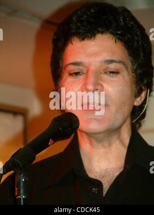 GINO VANNELLI AT A PRESS LUNCH AND LIVE PERFORMANCE TO CELEBRATE THE RELEASE OF HIS NEW ALBUM 'CANTO''  SHELLY'S , NEW YORK New York.06/05/2003.K31007ML.(Credit Image: Â© Mitchell Levy/Globe Photos/ZUMAPRESS.com) Stock Photo