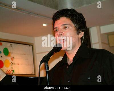 GINO VANNELLI AT A PRESS LUNCH AND LIVE PERFORMANCE TO CELEBRATE THE RELEASE OF HIS NEW ALBUM 'CANTO''  SHELLY'S , NEW YORK New York.06/05/2003.K31007ML.(Credit Image: Â© Mitchell Levy/Globe Photos/ZUMAPRESS.com) Stock Photo