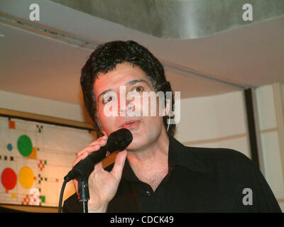 GINO VANNELLI AT A PRESS LUNCH AND LIVE PERFORMANCE TO CELEBRATE THE RELEASE OF HIS NEW ALBUM 'CANTO''  SHELLY'S , NEW YORK New York.06/05/2003.K31007ML.(Credit Image: Â© Mitchell Levy/Globe Photos/ZUMAPRESS.com) Stock Photo