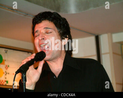 GINO VANNELLI AT A PRESS LUNCH AND LIVE PERFORMANCE TO CELEBRATE THE RELEASE OF HIS NEW ALBUM 'CANTO''  SHELLY'S , NEW YORK New York.06/05/2003.K31007ML.(Credit Image: Â© Mitchell Levy/Globe Photos/ZUMAPRESS.com) Stock Photo