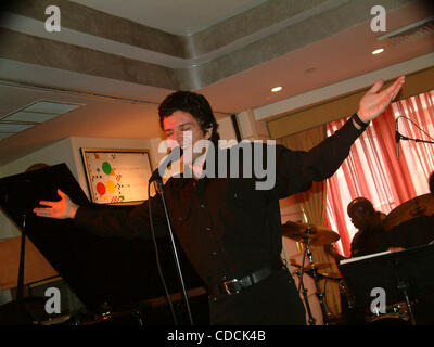 GINO VANNELLI AT A PRESS LUNCH AND LIVE PERFORMANCE TO CELEBRATE THE RELEASE OF HIS NEW ALBUM 'CANTO''  SHELLY'S , NEW YORK New York.06/05/2003.K31007ML.(Credit Image: Â© Mitchell Levy/Globe Photos/ZUMAPRESS.com) Stock Photo