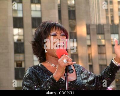 PATTI LABELLE AND SKITCH HENDERSON TO PERFORM UNDER THE STARS AT KICK-OFF CELEBRATION FOR CENTENNIAL OF FLIGHT EXHIBIT AT ROCKEFELLER CENTER, NEW YORK New York.07/29/2003.K31984ML.  /    PATTI LABELLE(Credit Image: Â© Mitchell Levy/Globe Photos/ZUMAPRESS.com) Stock Photo