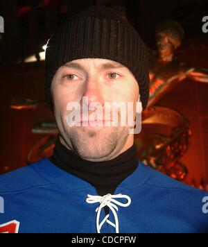 k28739ML  SD0129.''THE NINTH ANNUAL SKATE WITH THE GREATS''.BENEFIT FOR THE .RONALD MACDONALD HOUSE OF NEW YORK.ROCKEFELLER SKATING RINK, .ROCKEFELLER CENTER, NYC.  /    2003.PETR NEDVED(Credit Image: Â© Mitchell Levy/Globe Photos/ZUMAPRESS.com) Stock Photo