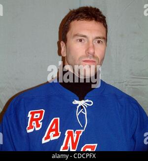 k28739ML  SD0129.''THE NINTH ANNUAL SKATE WITH THE GREATS''.BENEFIT FOR THE .RONALD MACDONALD HOUSE OF NEW YORK.ROCKEFELLER SKATING RINK, .ROCKEFELLER CENTER, NYC.  /    2003.PETR NEDVED(Credit Image: Â© Mitchell Levy/Globe Photos/ZUMAPRESS.com) Stock Photo