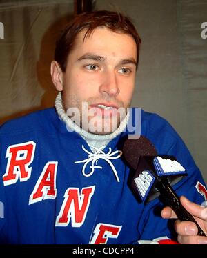 k28739ML  SD0129.''THE NINTH ANNUAL SKATE WITH THE GREATS''.BENEFIT FOR THE .RONALD MACDONALD HOUSE OF NEW YORK.ROCKEFELLER SKATING RINK, .ROCKEFELLER CENTER, NYC.  /    2003.RADEK DVORAK(Credit Image: Â© Mitchell Levy/Globe Photos/ZUMAPRESS.com) Stock Photo