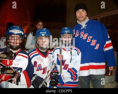 k28739ML  SD0129.''THE NINTH ANNUAL SKATE WITH THE GREATS''.BENEFIT FOR THE .RONALD MACDONALD HOUSE OF NEW YORK.ROCKEFELLER SKATING RINK, .ROCKEFELLER CENTER, NYC.  /    2003.RADEK DVORAK(Credit Image: Â© Mitchell Levy/Globe Photos/ZUMAPRESS.com) Stock Photo