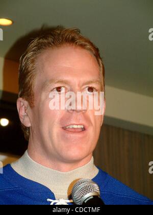 k28739ML  SD0129.''THE NINTH ANNUAL SKATE WITH THE GREATS''.BENEFIT FOR THE .RONALD MACDONALD HOUSE OF NEW YORK.ROCKEFELLER SKATING RINK, .ROCKEFELLER CENTER, NYC.  /    2003.BRIAN LEETCH(Credit Image: Â© Mitchell Levy/Globe Photos/ZUMAPRESS.com) Stock Photo