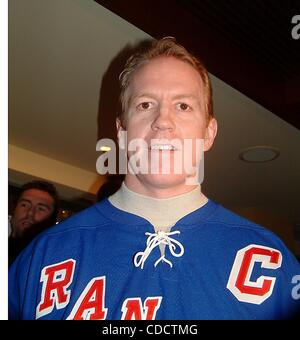 k28739ML  SD0129.''THE NINTH ANNUAL SKATE WITH THE GREATS''.BENEFIT FOR THE .RONALD MACDONALD HOUSE OF NEW YORK.ROCKEFELLER SKATING RINK, .ROCKEFELLER CENTER, NYC.  /    2003.BRIAN LEETCH(Credit Image: Â© Mitchell Levy/Globe Photos/ZUMAPRESS.com) Stock Photo