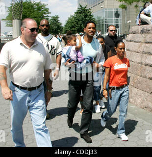 Jan. 1, 2011 - New York, New York, U.S. - K38035RM.WILL SMITH  ARRIVES TO THE SET OF ''THE LAST FIRST KISS'' WITH WIFE JADA PINKETT SMITH AND KIDS BY THE HUDON RIVER, NEW YORK New York 06/23/2004 .  /    WILL JADA PINKETT SMITH KIDS(Credit Image: Â© Rick Mackler/Globe Photos/ZUMAPRESS.com) Stock Photo