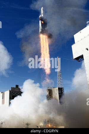 Jan 20,2011- Vandenberg AFB, California, USA. Delta 4-Heavy rocket  lifts off  today from Vandenberg Air Force Base for the rocket's maiden launch. Liftoff of America's biggest unmanned booster from the old West Coast space shuttle launch pad was at  1:10 p.m. PST today to deploy a spy satellite int Stock Photo