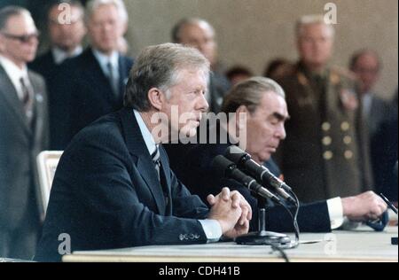 Jan. 27, 2011 - Vienna, U.S. - (FILE) A file picture dated 18 June 1979 shows US President Jimmy Carter (L) and USSR Secretary General Leonid Brezhnev in Vienna, Austria after the signing the SALT II nuclear arms treaty. (Credit Image: © Carter Archives/ZUMAPRESS.com) Stock Photo