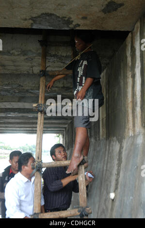 Feb 6, 2011 - Jakarta, Indonesia - A young woman who hung herself ...